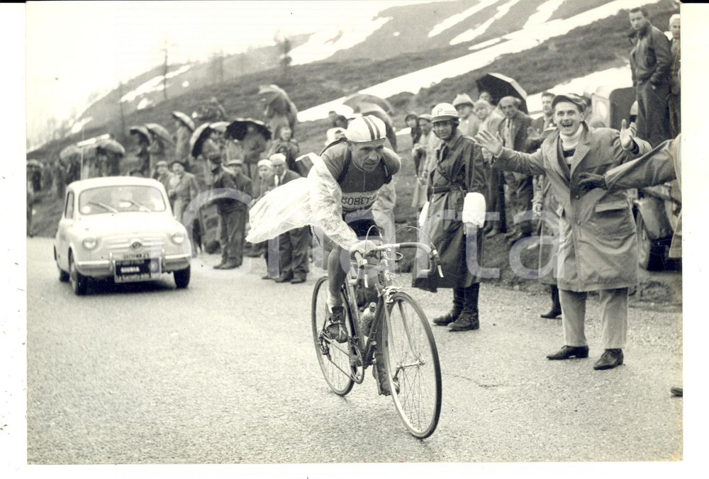 Fotografia d epoca originale 1957 CICLISMO GIRO D ITALIA 16 Tappa  Antonin ROLLAND sul SEMPIONE Foto 1