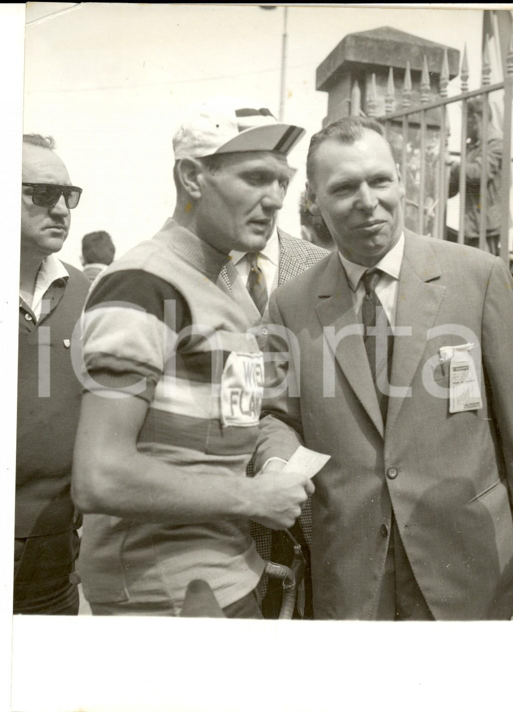 Fotografia d epoca originale 1960 CICLISMO TOUR DE FRANCE DIEPPECAEN Jos HOEVENAERS premiato Foto 18x14 1