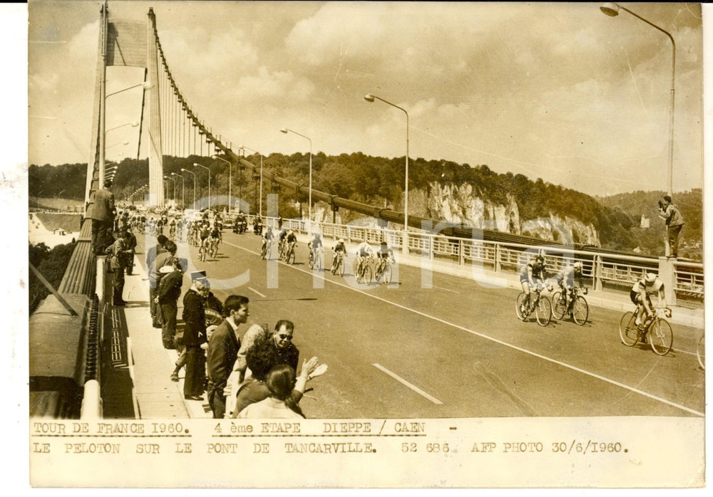1960 TOUR DE FRANCE DIEPPE-CAEN Le peloton sur le pont de TANCARVILLE *Photo