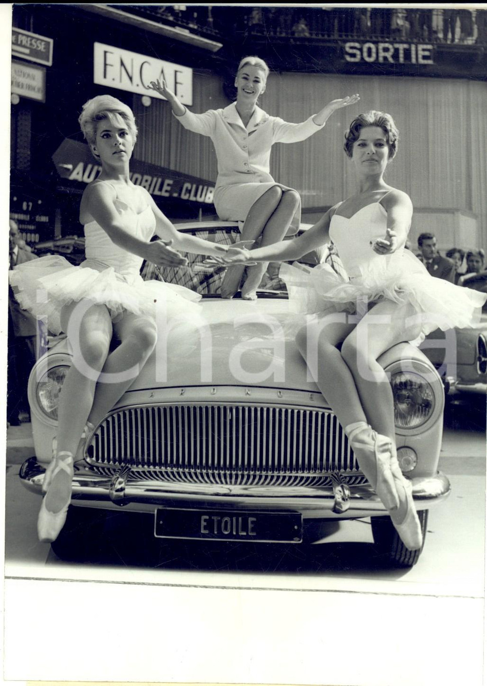 Fotografia d epoca originale 1959 PARIS Salon AUTOMOBILE Danseuse Claude BESSY sur la voiture ETOILE 15x20 1