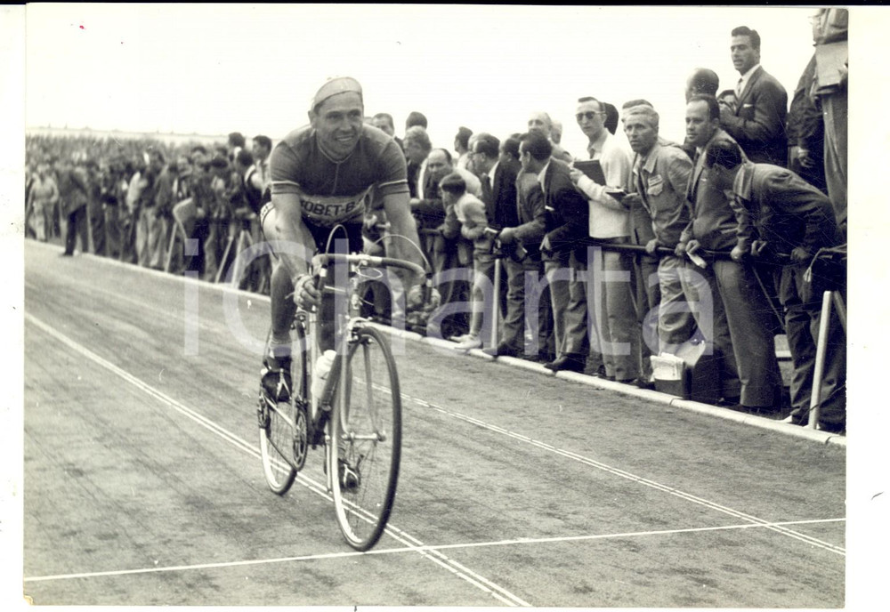 Fotografia d epoca originale 1957 CICLISMO GIRO D ITALIA 7 Tappa  Antonin ROLLAND arriva a Pescara Foto 1