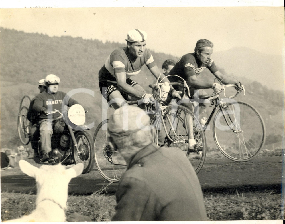 Fotografia d epoca originale 1961 CICLISMO GIRO DI LOMBARDIA Raymond POULIDOR e Angelo CONTERNO Foto 24x18 1