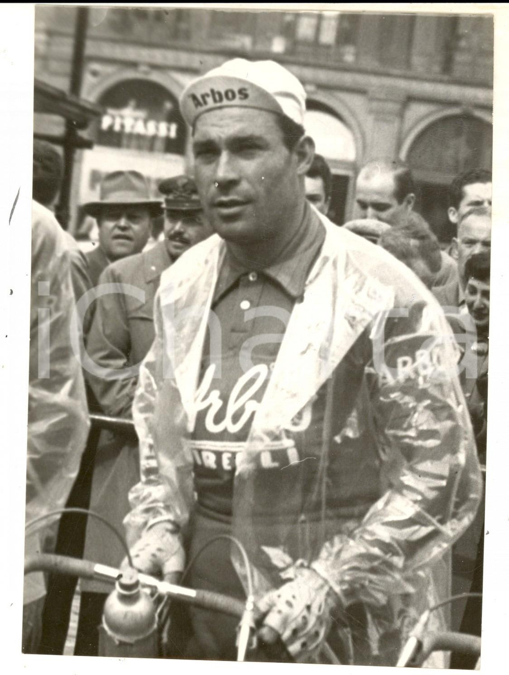 Fotografia d epoca originale 1960 ca MILANO CICLISMO Mario GESTRI in piazza Duomo Foto 13x18 cm 1