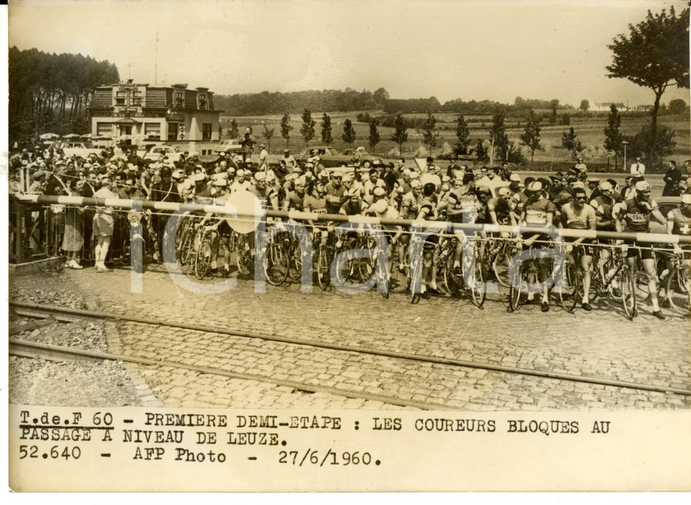 Fotografia d epoca originale 1960 CICLISMO TOUR DE FRANCE LEUZE Corridori al passaggio a livello Foto 1