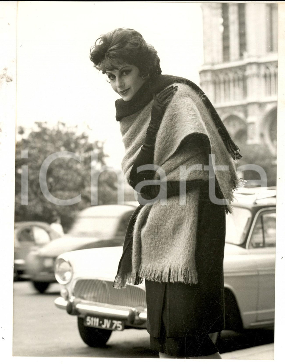 Fotografia d epoca originale 1961 MODA PARIS NOTRE DAME Modella con stola invernale ASCHER Foto 15x20 1