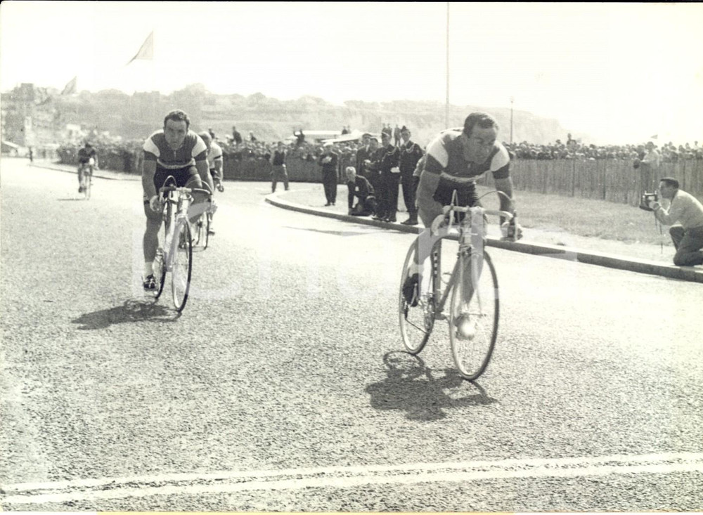 Fotografia d epoca originale 1960 TOUR DE FRANCE DUNKERQUEDIEPPE Nino DEFILIPPIS vince la tappa Foto 1