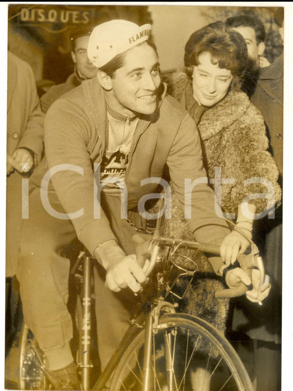 Fotografia d epoca originale 1960 CYCLISME SIX JOURS DE LILLE Sacha DISTEL au dÃ©part Photo 14x18 cm 1