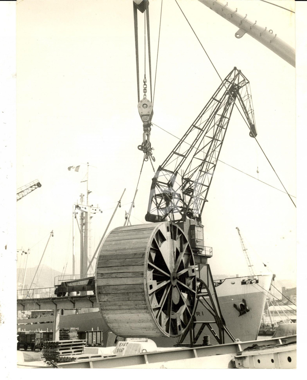 Fotografia d epoca originale 1960 ca GENOVA Cantieri navali  Gru in movimento Fotografia 18x24 cm 1