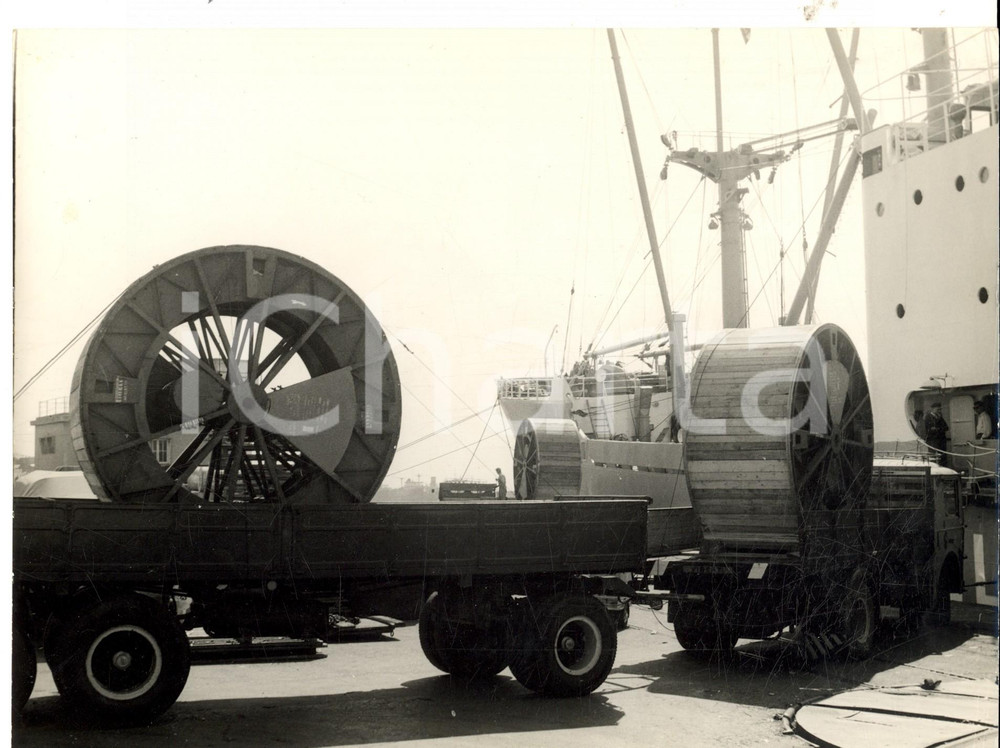 Fotografia d epoca originale 1960 ca GENOVA Cantieri navali  Carico di macchinari Fotografia 24x18 cm 1