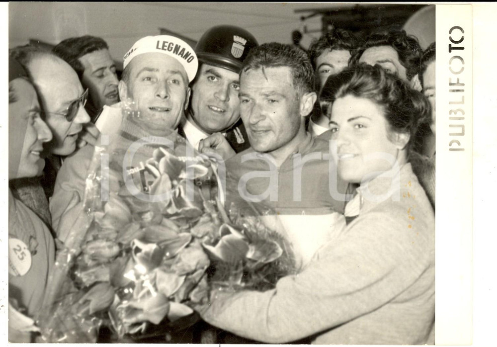 Fotografia d epoca originale 1957 NAPOLI CICLISMO GIRO DELLA CAMPANIA Giorgio ALBANI all arrivo Foto 18x14 1