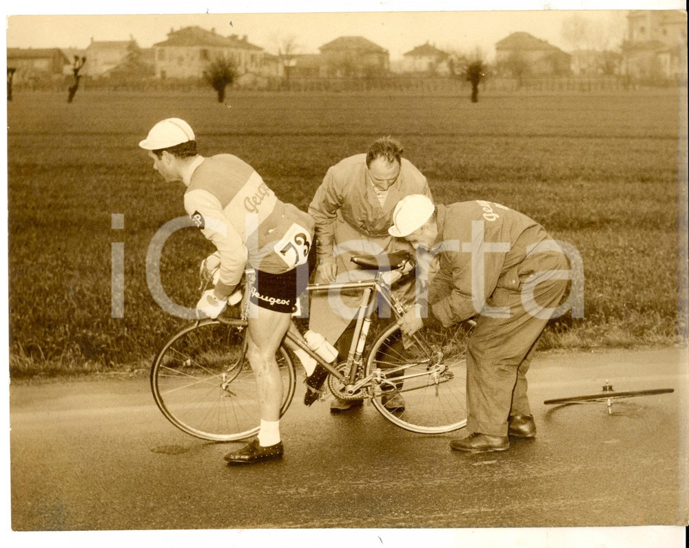 Fotografia d epoca originale 1959 CICLISMO MILANOSANREMO Foratura di Pierre RUBY Fotografia 24x18 cm 1
