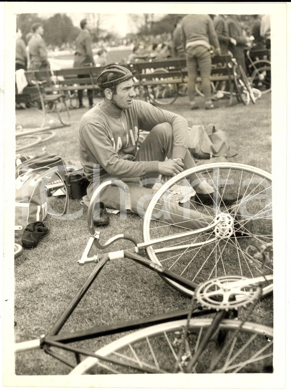 Fotografia d epoca originale 1961 LONDON HERNE HILL CYCLE RACING Giuseppe BEGHETTO medaglia d oro Foto 1