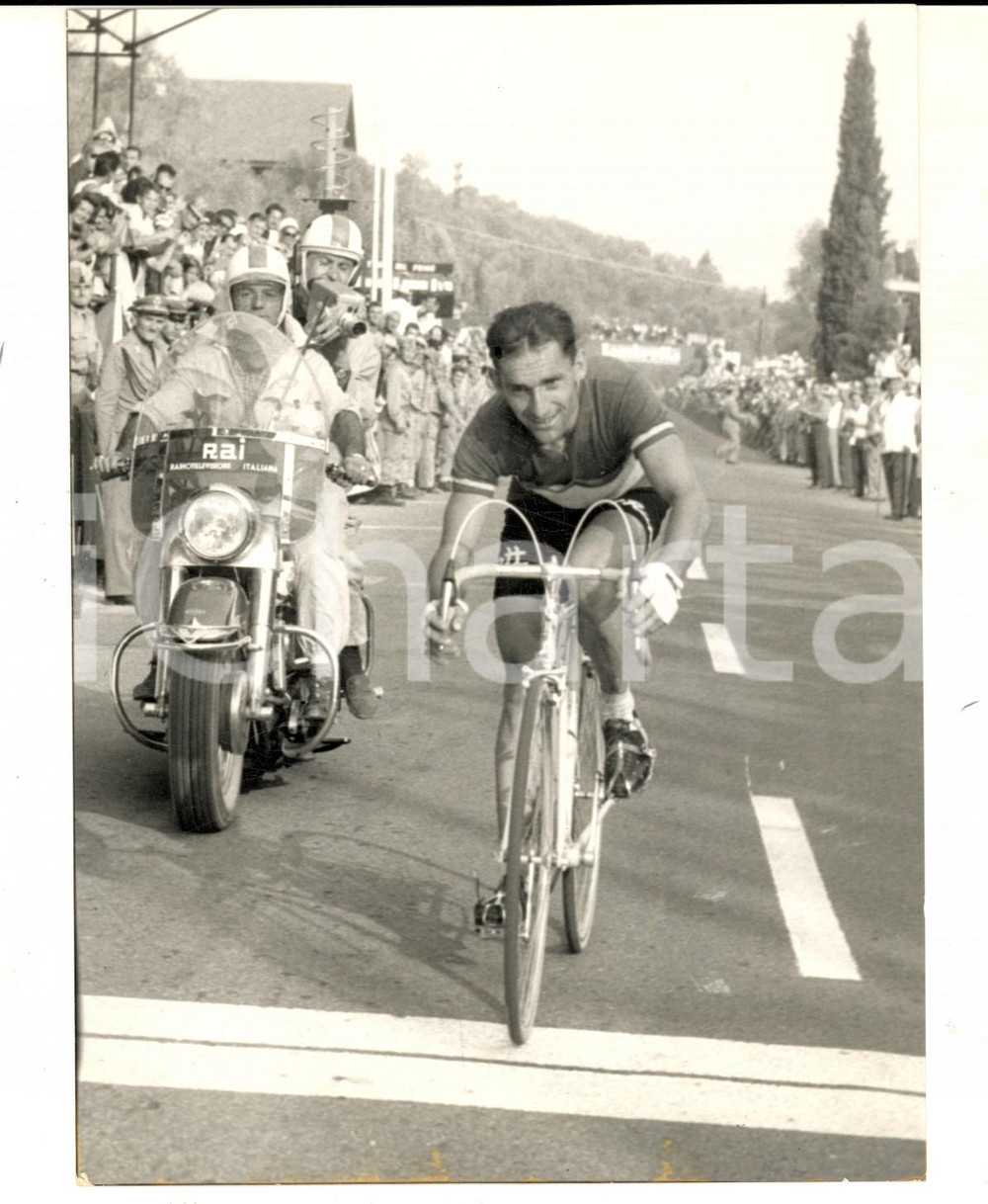 Fotografia d epoca originale 1962 Mondiali CICLISMO SALO  Jean STABLINSKI vincitore al traguardo Foto 13x18 1