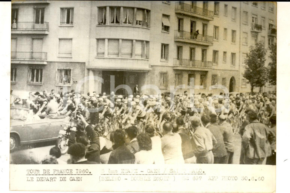 Fotografia d epoca originale 1960 CICLISMO TOUR DE FRANCE CAENSAINTMALO La partenza Foto 18x14 cm 1
