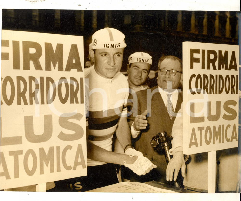 Fotografia d epoca originale 1959 CICLISMO GIRO D ITALIA Ercole BALDINI alla firma dei corridori Foto 1