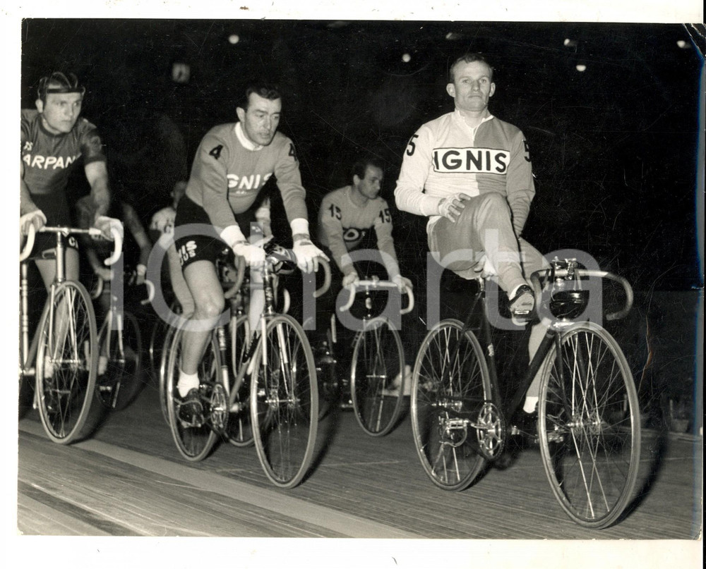 Fotografia d epoca originale 1961 MILANO CICLISMO SEI GIORNI Louison BOBET e Leandro FAGGIN Foto 24x18 1