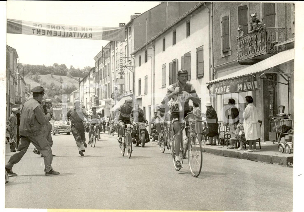 1960 TOUR DE FRANCE TOULOUSE-MILLAU Pierre EVERAERT in testa a BRASSAC *Foto