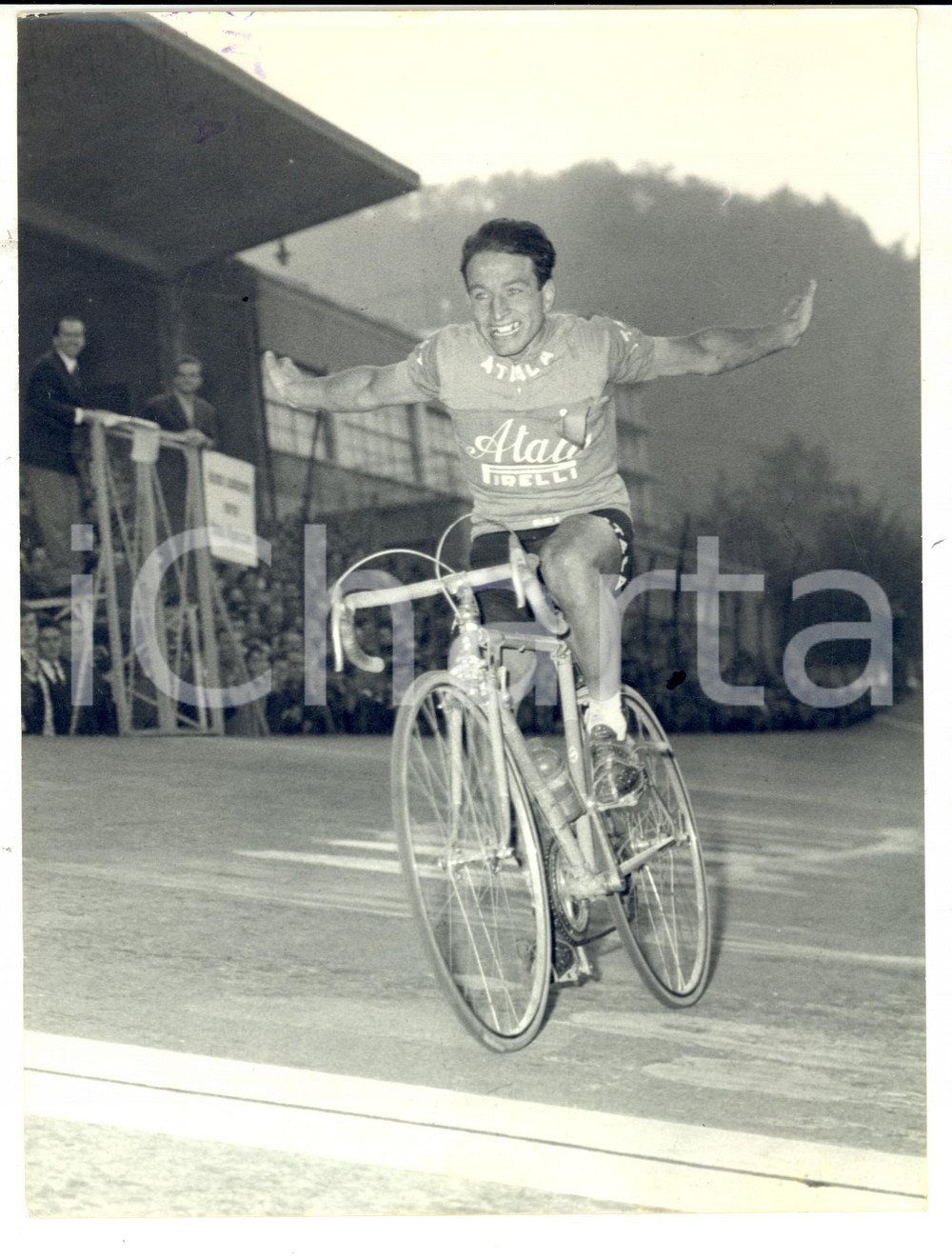Fotografia d epoca originale 1961 CICLISMO GIRO DI LOMBARDIA Vincitore Vito TACCONE al traguardo Foto 18x24 1