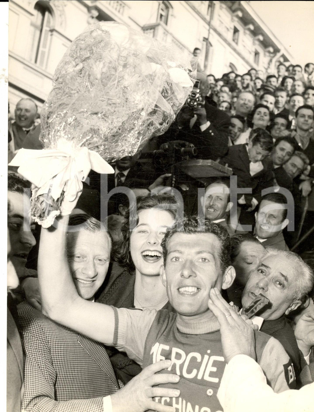 Fotografia d epoca originale 1960 CICLISMO MILANOSANREMO RenÃ© PRIVAT dopo la vittoria Foto 18x24 cm 1