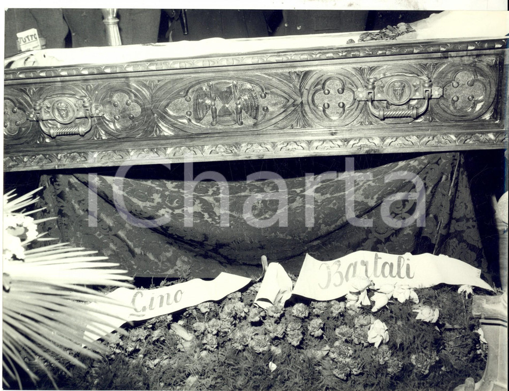 Fotografia d epoca originale 1960 CASTELLANIA AL Funerali Fausto COPPI  La corona di Gino BARTALI Foto 1