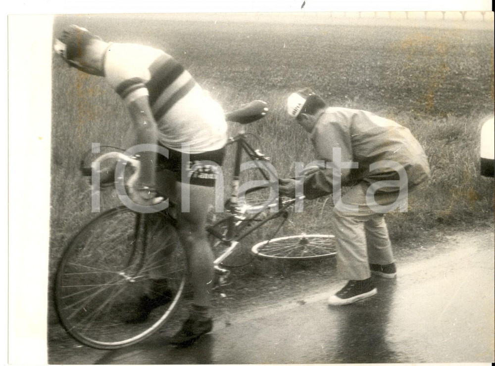 Fotografia d epoca originale 1962 CICLISMO GIRO D ITALIA Foratura del campione del mondo Rik VAN LOOY Foto 1