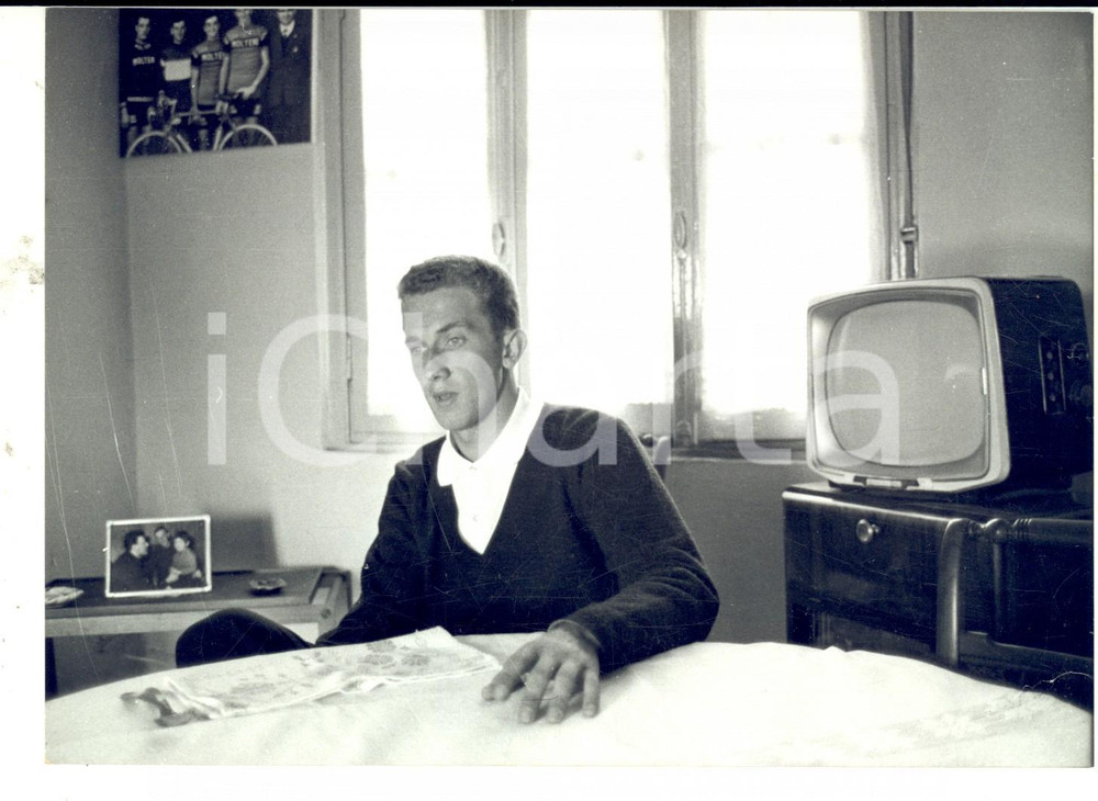 Fotografia d epoca originale 1965 GROPPELLO D ADDA Ciclista Gianni MOTTA costretto a casa da infortunio Foto 1
