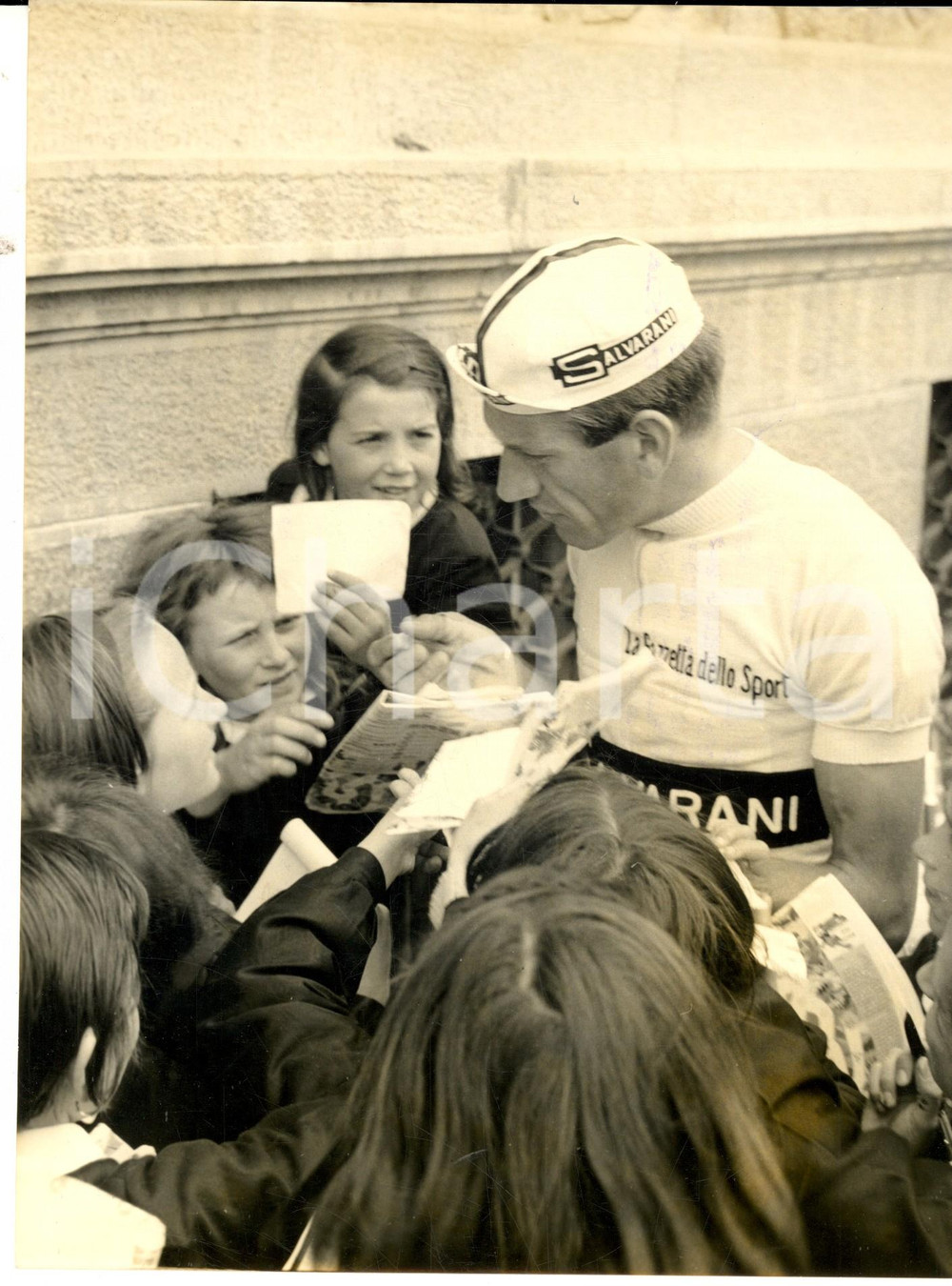 Fotografia d epoca originale 1965 CICLISMO GIRO D ITALIA Vittorio ADORNI firma autografi all ultima tappa 1