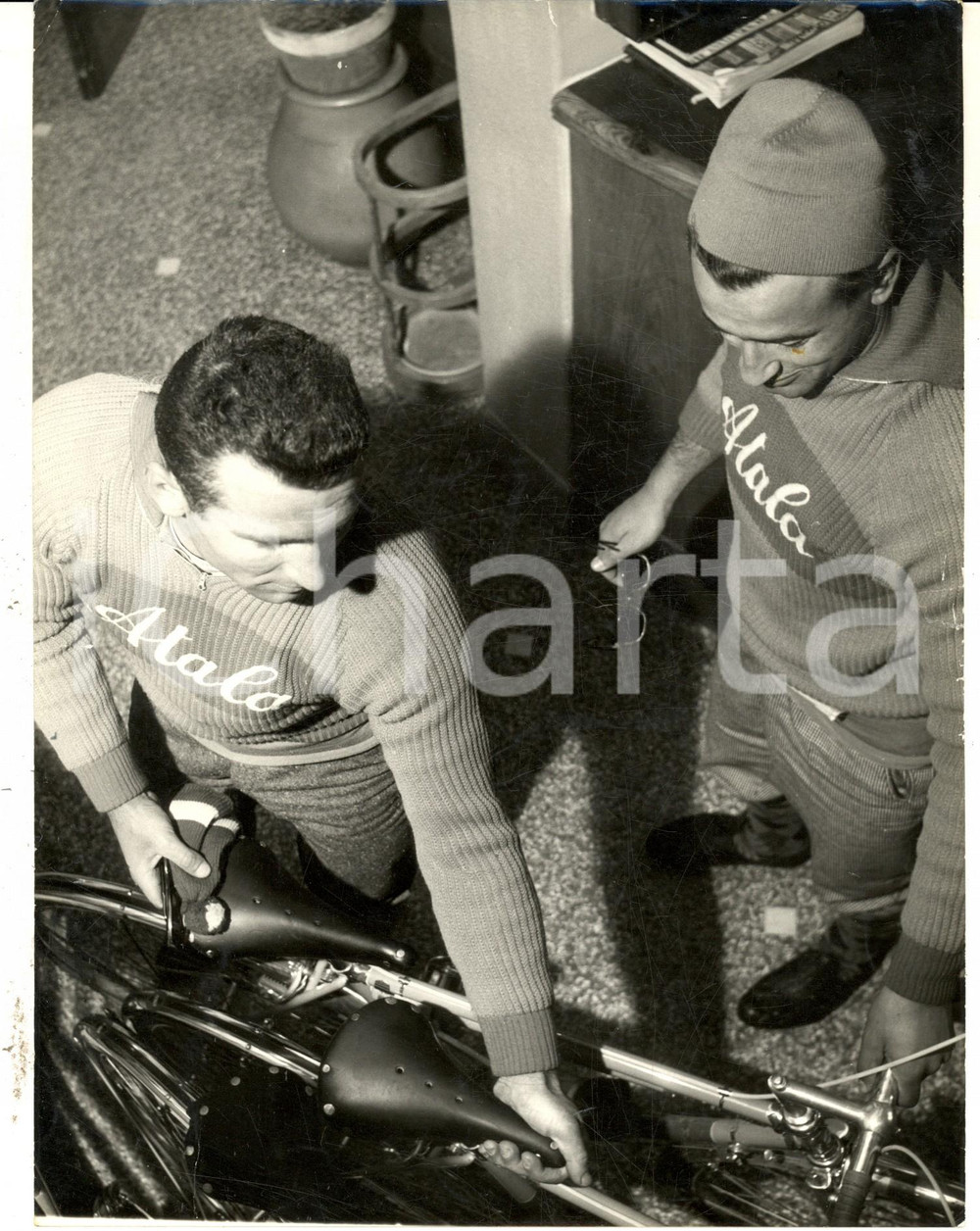 Fotografia d epoca originale 1959 GIRO D ITALIA Alfredo SABBADIN e Alessandro FANTINI preparano bici Foto 1