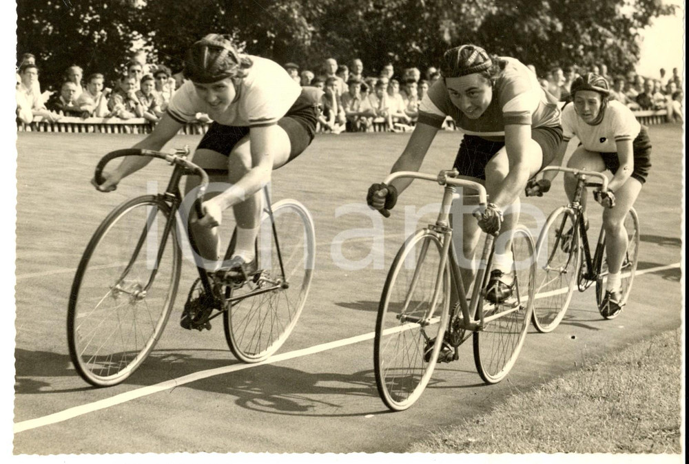 Fotografia d epoca originale 1953 LONDON HERNE HILL British and French girls for cycling race Photo 1