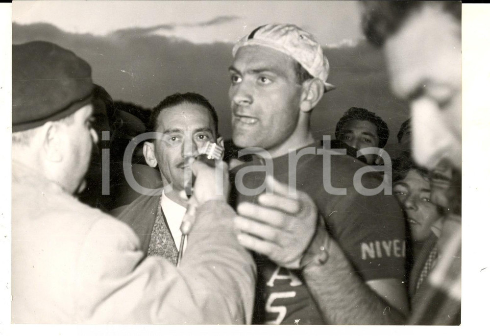 Fotografia d epoca originale 1955 CICLISMO SASSARICAGLIARI Il vincitore Donato PIAZZA Foto 18x14 cm 1