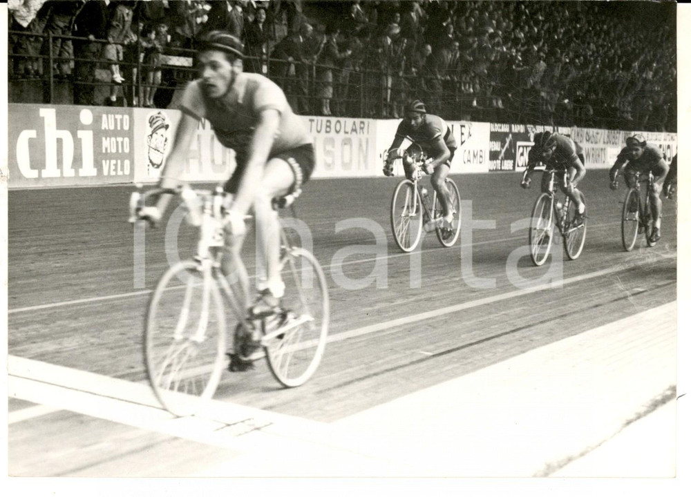 Fotografia d epoca originale 1953 MILANO CICLISMO Gran Premio PIRELLI Franco AUREGGI al traguardo Foto 1