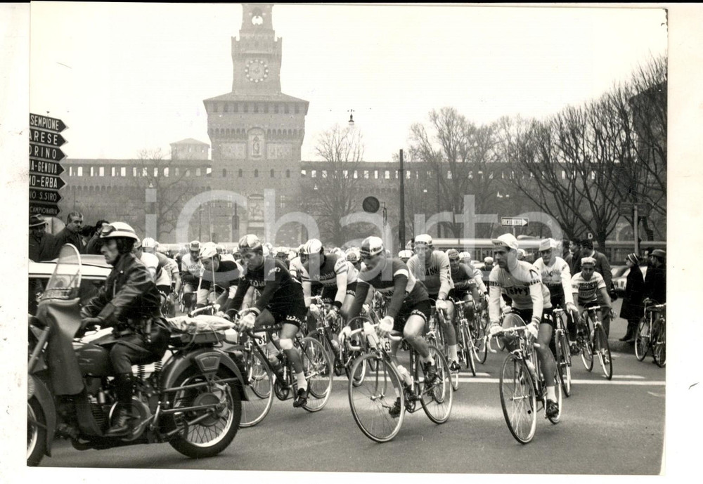 Fotografia d epoca originale 1964 CICLISMO MILANOSANREMO La partenza da piazza Castello Foto 18x14 cm 1