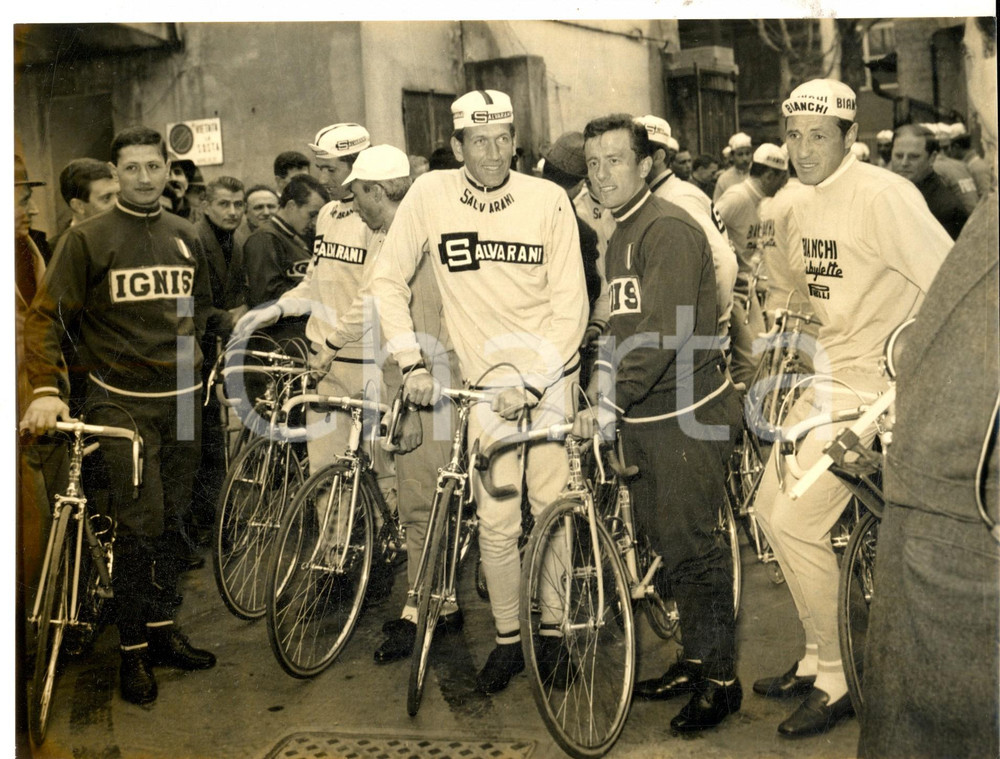 Fotografia d epoca originale 1965 CICLISMO MILANOTORINO Vittorio ADORNI e Romeo VENTURELLI alla punzonatura 1