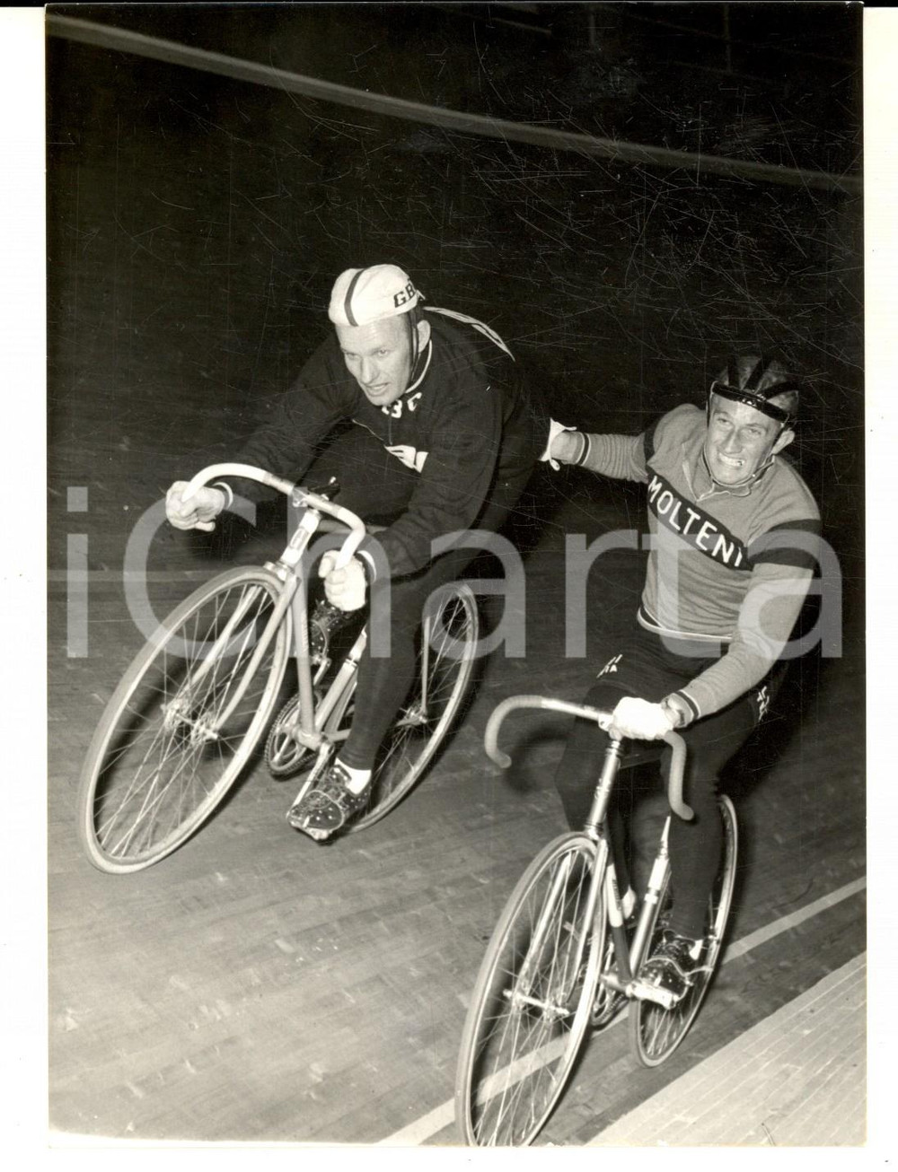 Fotografia d epoca originale 1965 MILANO CICLISMO SEI GIORNI Allenamento Gianni MOTTA e Leandro FAGGIN Foto 1