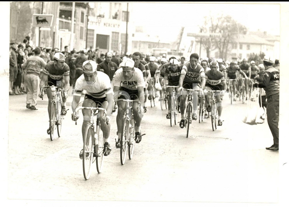 Fotografia d epoca originale 1961 CICLISMO MILANOSANREMO Rik VAN LOOY e Rino BENEDETTI a Savona Foto 1