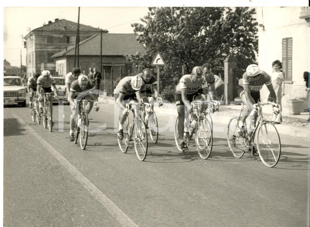 Fotografia d epoca originale 1965 CICLISMO GIRO D ITALIA NOVI LIGURE Gruppo in azione Foto 24x18 cm 1