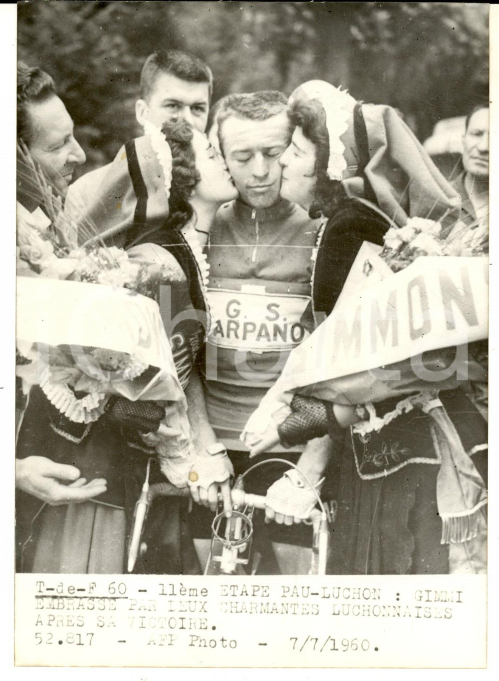 Fotografia d epoca originale 1960 TOUR DE FRANCE PAULUCHON Kurt GIMMI festeggiato all arrivo Foto 13x18 cm 1