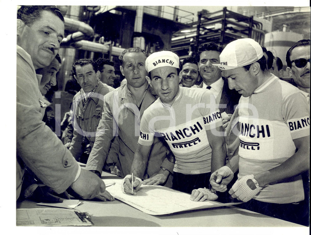 Fotografia d epoca originale 1957 GIRO D ITALIA GENOVA Ciclisti della BIANCHI si preparano alla tappa Foto 1