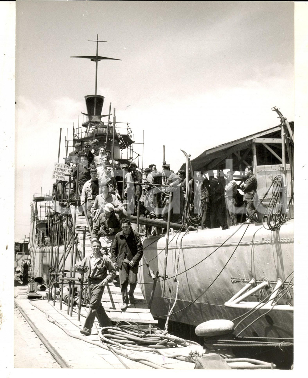 Fotografia d epoca originale 1955 ca GENOVA Gruppo di operai sbarca al porto Fotografia reportage 20x24 1