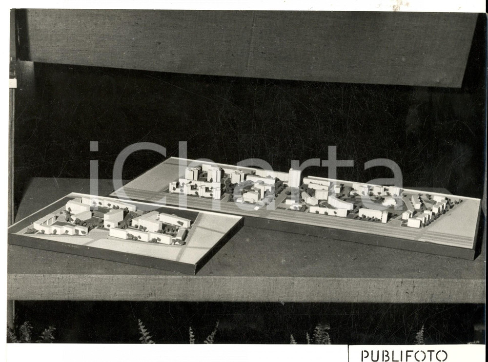 Fotografia d epoca originale 1954 GENOVA Palazzo Ducale  Modellini alla Mostra Edilizia Popolare Foto 24x18 1
