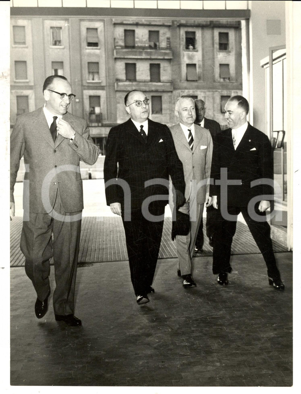 Fotografia d epoca originale 1955 ca GENOVA AutoritÃ  in visita alla nuova succursale FIAT Fotografia 18x24 1