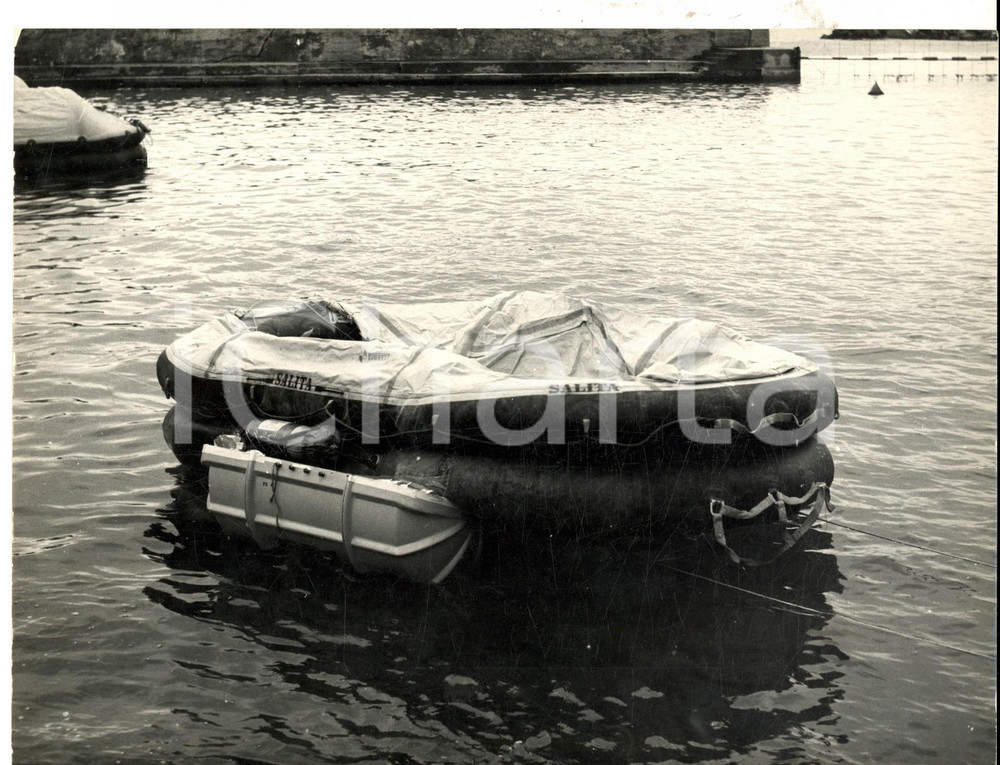 Fotografia d epoca originale 1963 GENOVA SALONE NAUTICO Gommone SALITA ormeggiato Fotografia 24x20 cm 1