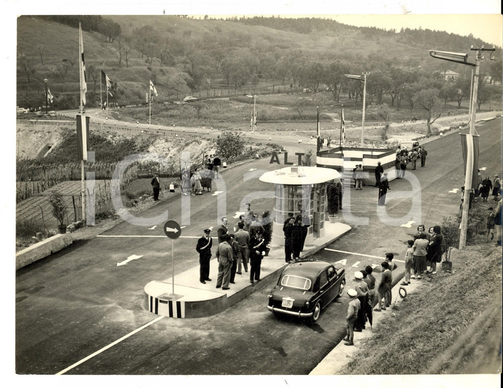 Fotografia d epoca originale 1955 ca GENOVA Un posto di blocco internazionale Fotografia 24x18 cm 1