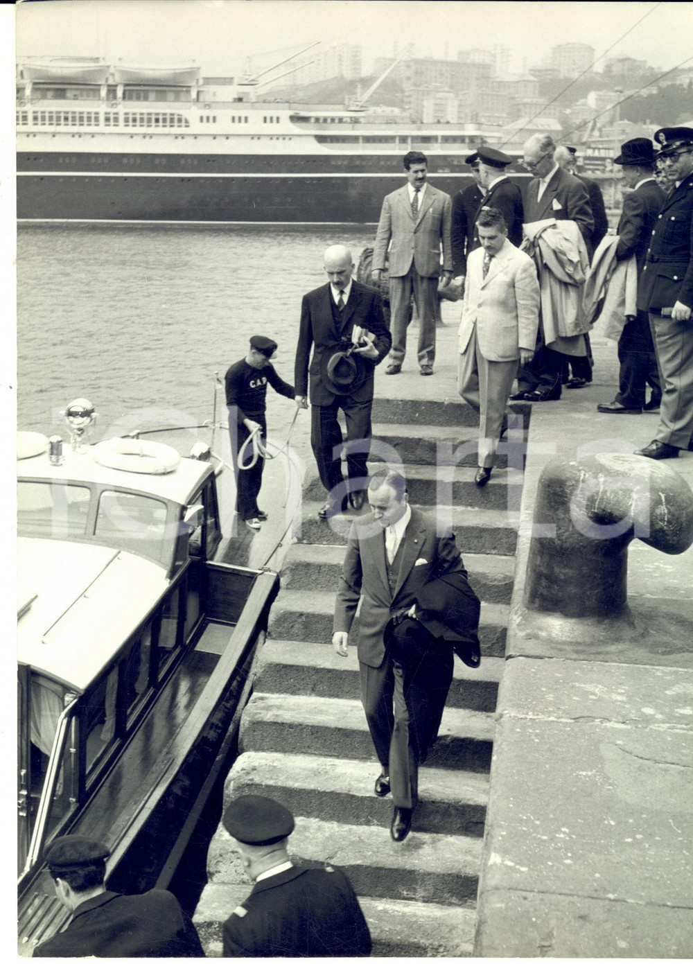Fotografia d epoca originale 1958 GENOVA Ambasciatore della Germania in partenza dal porto Foto 20x24 1