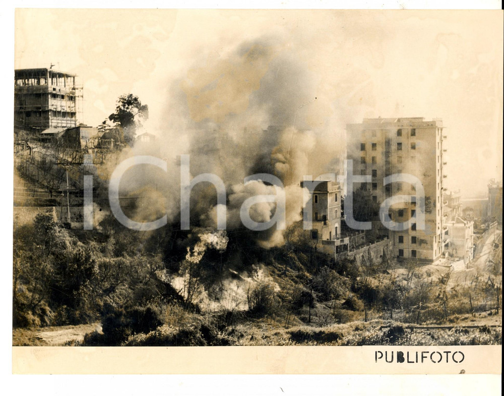 Fotografia d epoca originale 1955 ca GENOVA Un incendio in cittÃ   Fotografia reportage  24x18 cm 1