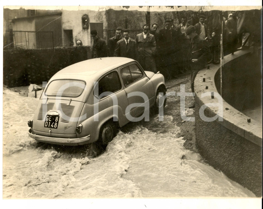 Fotografia d epoca originale 1955 ca GENOVA FIAT 600 in difficoltÃ  in una strada allagata Fotografia 24x18 1