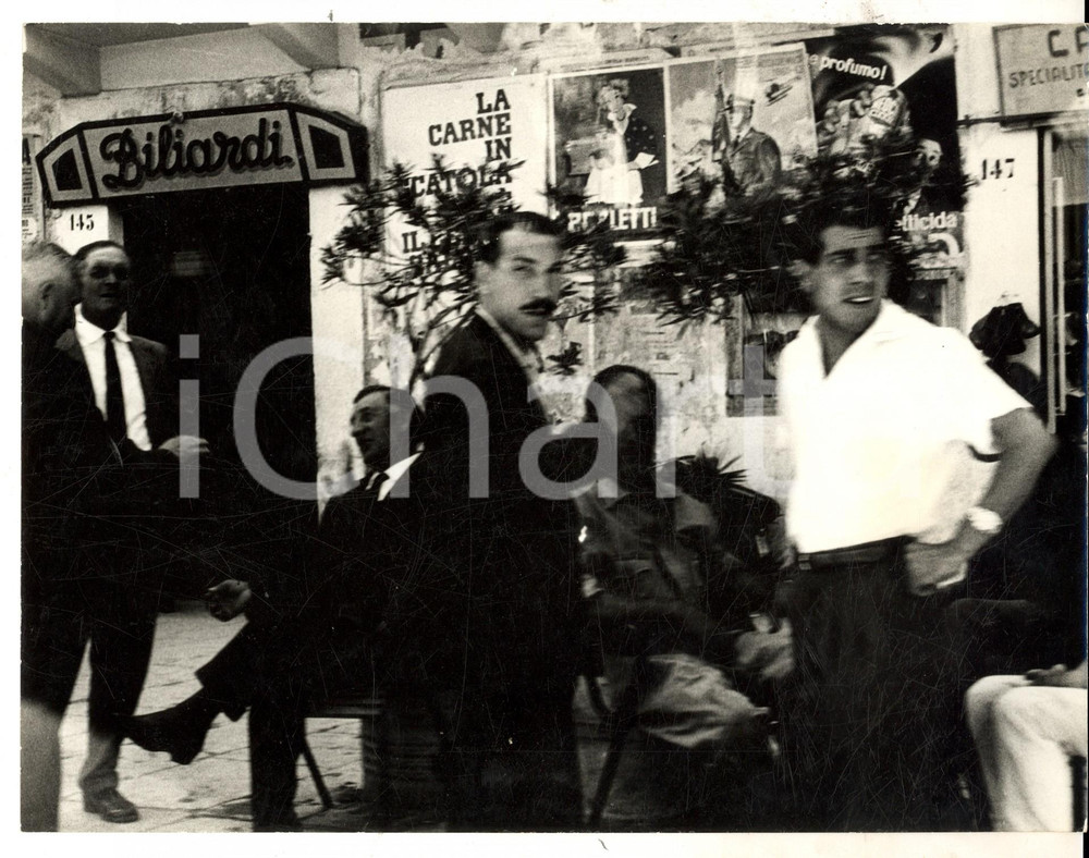 Fotografia d epoca originale 1955 ca GENOVA Avventori di una sala biliardi Foto ARTISTICA 24x19 cm 1