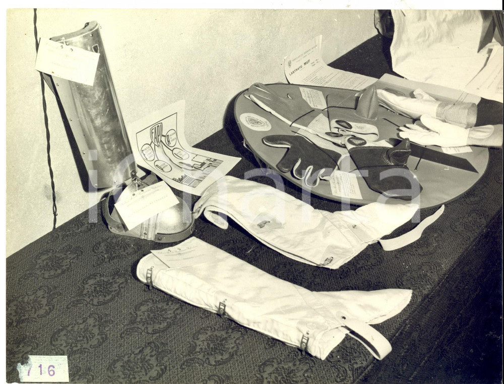 Fotografia d epoca originale 1955 ca GENOVA Mostra ANTINFORTUNISTICA Abbigliamento ditta FAPI Foto 1