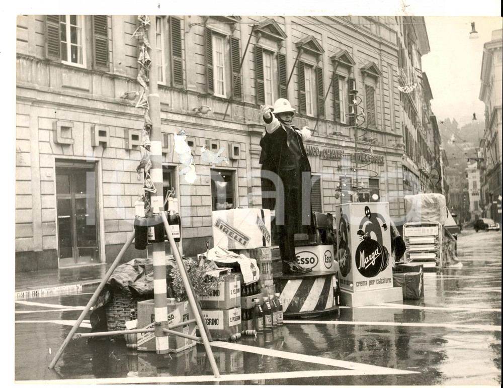 1955 GENOVA La Befana dei vigili in piazza DE FERRARI *Foto DANNEGGIATA 24x18 cm