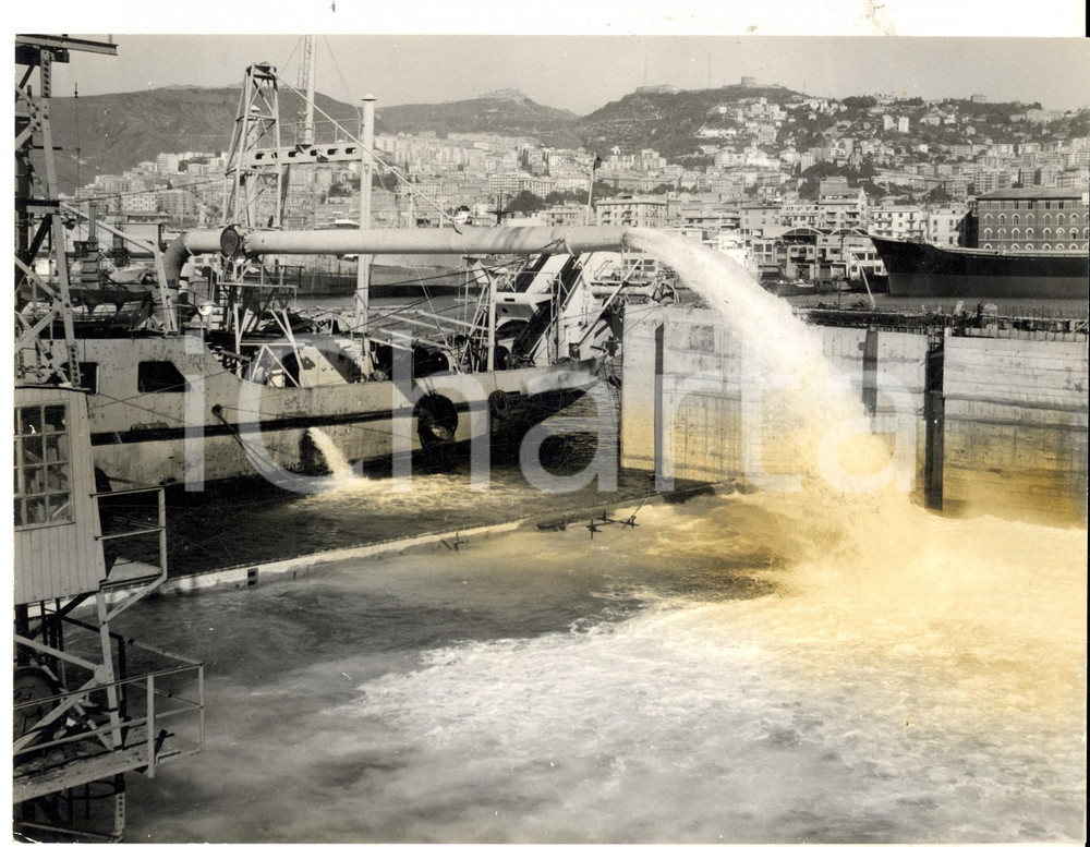 Fotografia d epoca originale 1955 ca Porto di GENOVA Intervento su una nave dopo una falla Foto reportage 1